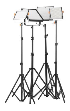 Beyaza izole edilmiş tripodlu profesyonel ışıklandırma ekipmanları.