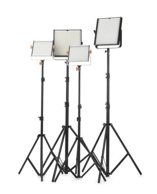 Beyaza izole edilmiş tripodlu profesyonel ışıklandırma ekipmanları.