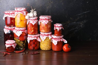 Birçok kavanoz farklı turşu ürünleri ve malzemeler ahşap masa üzerinde, metin için yer