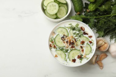 Salatalık çorbası, dereotlu, fındıklı ve sarımsaklı beyaz masa, düz yatak. Metin için boşluk