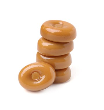 Beyaz üzerine izole edilmiş lezzetli sert şekerleme.