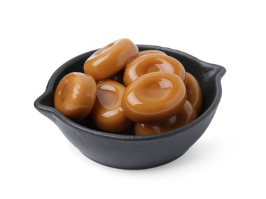 Beyaz üzerine izole edilmiş tatlı karamel şekerler