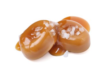 Lezzetli tatlı şekerler, beyaz üzerine izole edilmiş tuz ve karamel sosu.