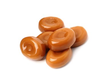 Beyaz üzerine izole edilmiş tatlı karamel şekerler