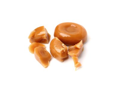 Beyaz üzerine izole edilmiş tatlı karamel şekerler