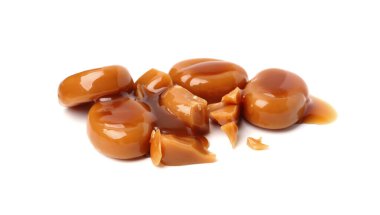 Lezzetli tatlı şekerler ve beyaz üzerine izole edilmiş karamel sosu