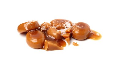 Lezzetli tatlı şekerler, beyaz üzerine izole edilmiş tuz ve karamel sosu.