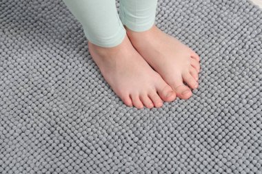 Evdeki yumuşak halıdaki kız, manzaranın üstünde.