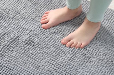 Evdeki yumuşak halıdaki kız, manzaranın üstünde. Metin için boşluk