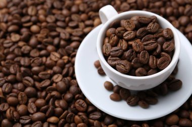 Kahve çekirdekli fincan ve çay tabağı, yakın plan. Metin için boşluk