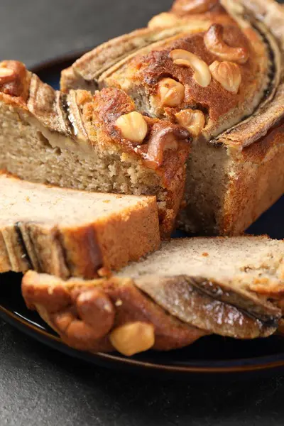 Siyah masada fındıklı muz ekmeği kes, yakın plan.