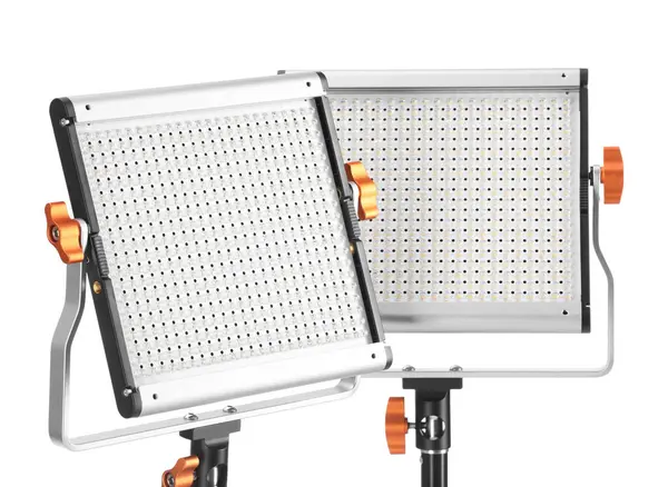 Profesyonel ışıklandırma ekipmanları beyaza izole edilmiş. Fotoğraf stüdyosu aracı