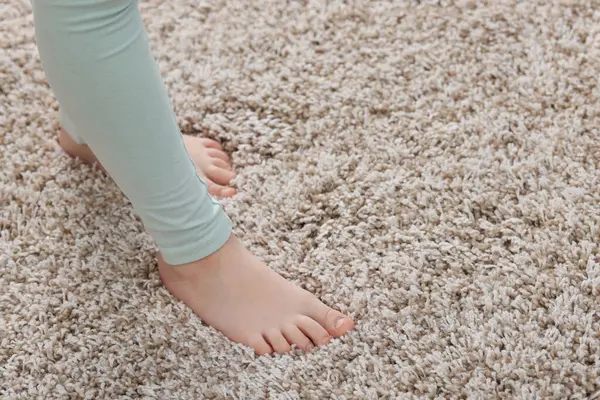 Evdeki yumuşak halıdaki kız, yakın plan. Metin için boşluk