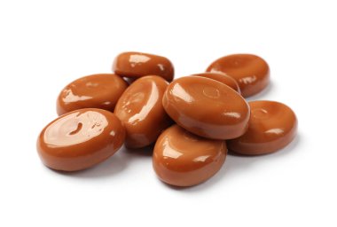 Beyaz üzerine izole edilmiş tatlı karamel şekerler