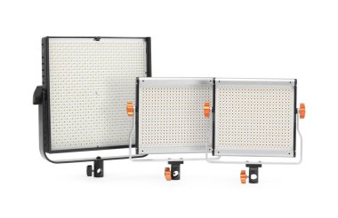 Profesyonel ışıklandırma ekipmanları. LED lambaları beyaz üzerine izole