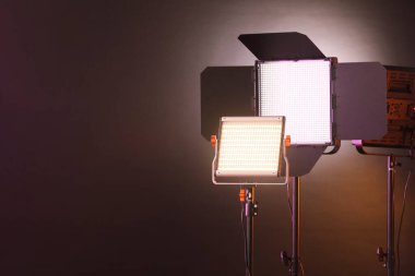 Renkli arka planda profesyonel ışıklandırma ekipmanları. Metin için boşluk