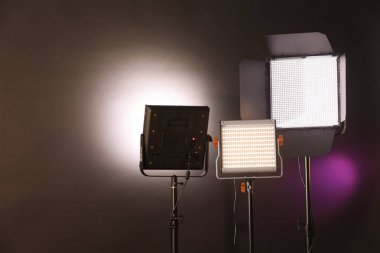 Koyu arkaplanda renkli ışıklı profesyonel ışıklandırma ekipmanları