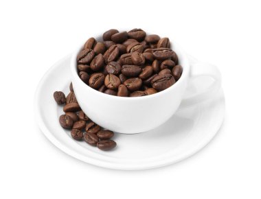 Beyaz fincanda izole edilmiş kahve çekirdekleri.