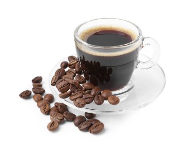 Fincanda Aromatik kahve ve beyaz üzerine izole edilmiş fasulye.