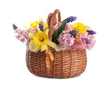 Beyaz sepetteki güzel renkli çiçekler.