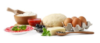 Pizza yapıyorum. Farklı malzemeler beyaza izole edilmiş.