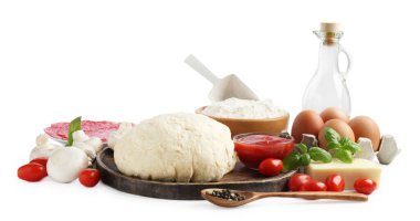 Pizza yapıyorum. Farklı malzemeler beyaza izole edilmiş.