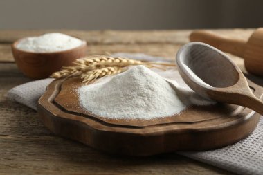 Buğday unu, dikenler ve kaşık tahtada, yakın plan.