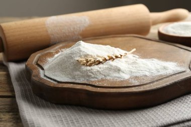 Buğday unu, çivi ve merdane, ahşap masa, yakın plan.