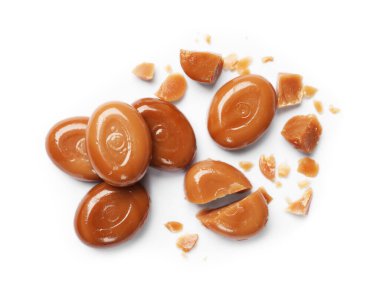 Kırık, lezzetli karamel şekerlemeler beyaz, üst manzara