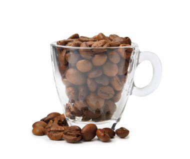 Beyaz fincanda izole edilmiş kahve çekirdekleri.