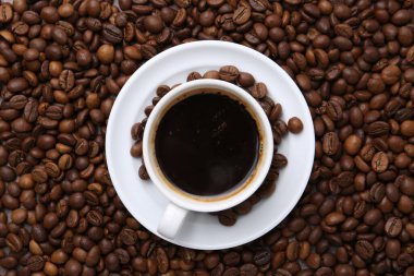 Kahve fincanda, çay tabağında ve fasulyede, üst tarafta.