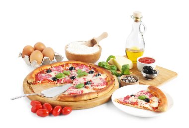 Lezzetli pizza ve malzemeler üzerinde beyaz izole