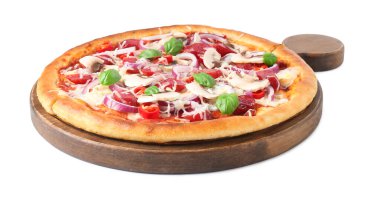 Tütsülenmiş sosis ve beyaz mantarlı lezzetli pizza.