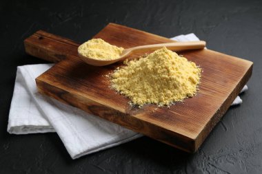 Mısır unu yığını ve kaşık siyah desenli masa, yakın çekim