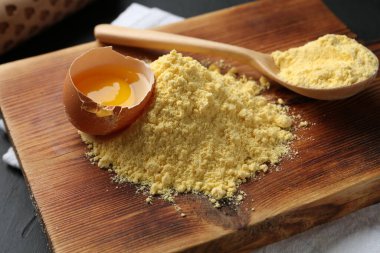 Mısır unu, kaşık ve kırık yumurta yığını, yakın plan.