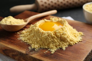 Yumurta sarısı ve kaşıklı mısır unu, yakın plan.