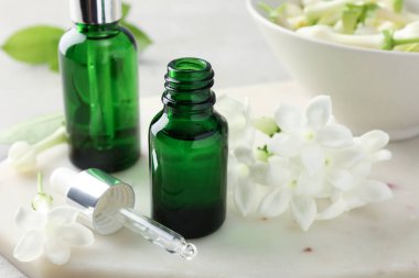 Masada gerekli yağlar ve yasemin çiçekleri, yakın plan.