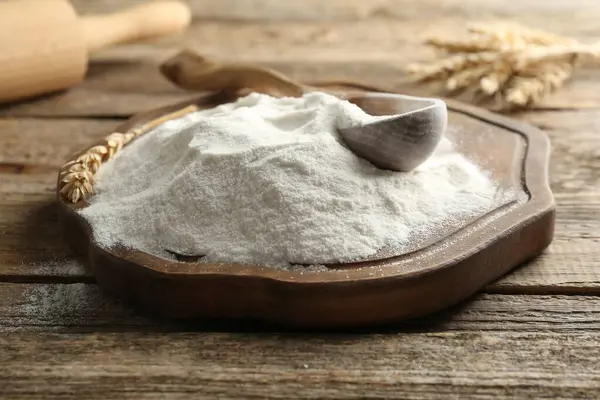 Buğday unu, dikenler ve kaşık tahtada, yakın plan.