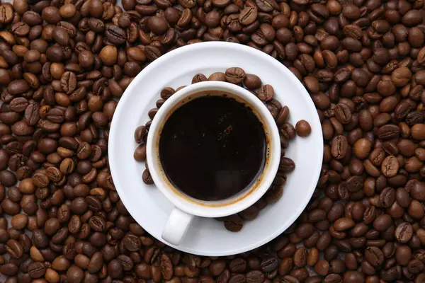 Kahve fincanda, çay tabağında ve fasulyede, üst tarafta.