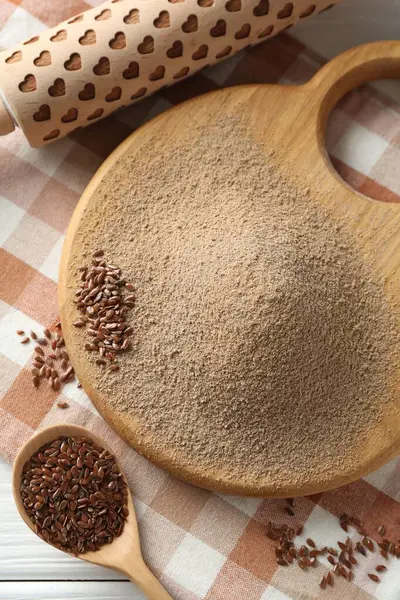 Keten tohumu unu, merdane tohumu ve kaşık masada, düz yatıyordu.