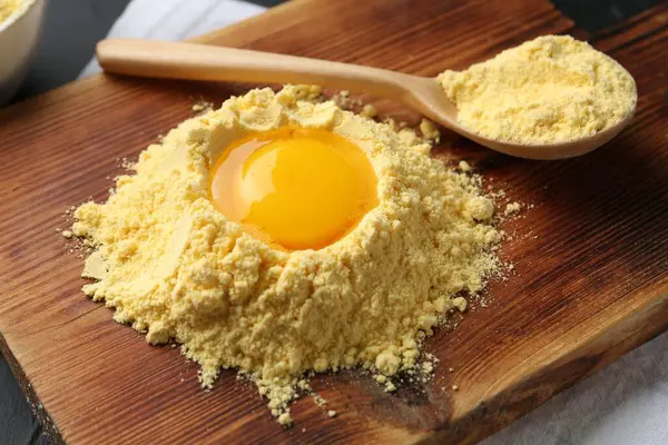 Yumurta sarısı ve kaşıklı mısır unu, yakın plan.