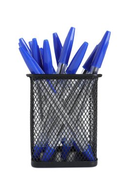 Birçok kalem beyaz üzerine izole edilmiş.