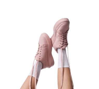 Beyaz arka planda şık ayakkabılar giyen kadın, yakın plan.