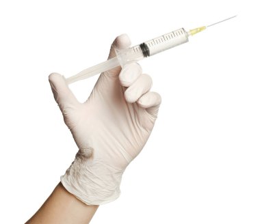 Tıbbi eldivenli doktor beyaz arka planda şırınga tutuyor, yakın plan.
