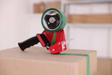 Kapalı alandaki karton kutuda yapıştırıcı bantlı şeker kutusu.