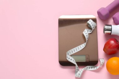 Elektronik mutfak ölçeği, mezura, halterler ve pembe arka plandaki ürünler, düz zemin. Metin için boşluk