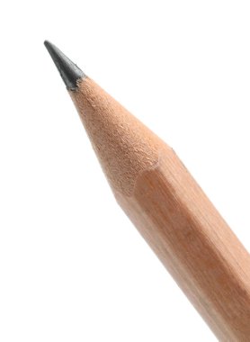 Beyaza izole edilmiş keskin bir grafit kalem.