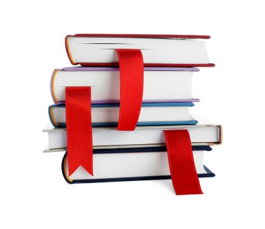 Kırmızı kurdele yer imlerine sahip kitaplar beyaz üzerine izole edilmiş