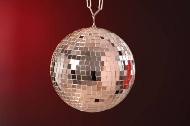 Kırmızı gradyan üzerinde parlak disko topu