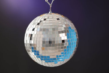 Renk gradyanı arka planında parlak disko topu